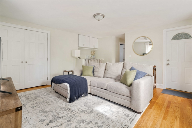 living room - *NO BROKERS FEE!* Stunning, Renovated 1 bed / 1 Bath w/ LAUNDRY IN UNIT! Avail 9/1/26! Apartments