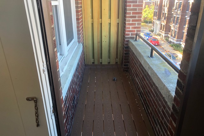 Hub Realty - Brighton, spacious front facing 2 bedroom split with balcony, easy access to the Green line Apartments