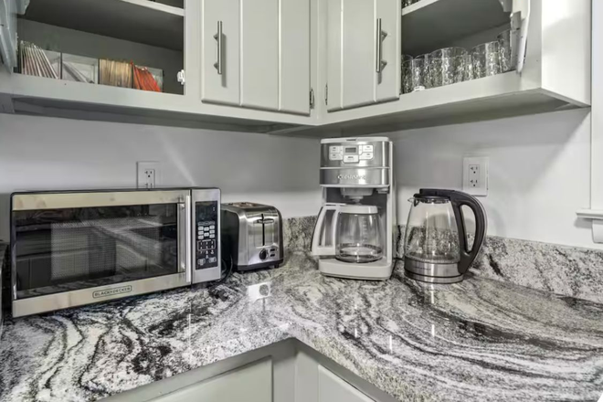 Kitchen and appliances - Cozy Oasis House