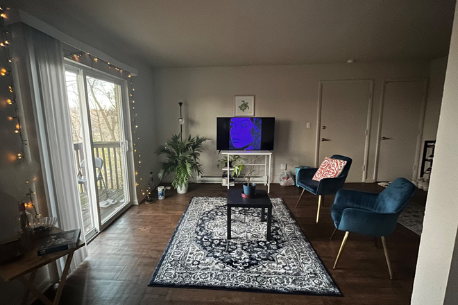 Living room - University crossing apt