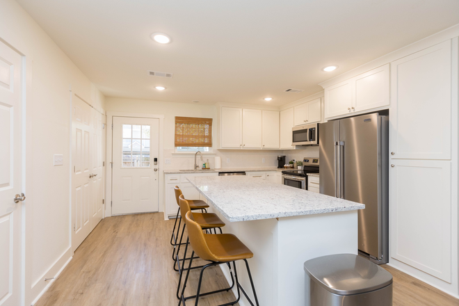 Kitchen - FULLY FURNISHED & Newly Renovated 2BR/2.5BA Townhouse Near Hospitals, Fran U, LSU and Interstate