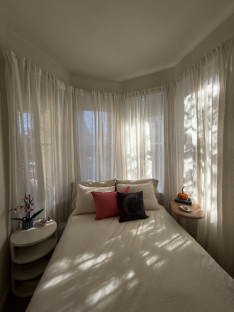 Bedroom - Newly Renovated Charmer- 1 BDRM Furnished Unit Triplex