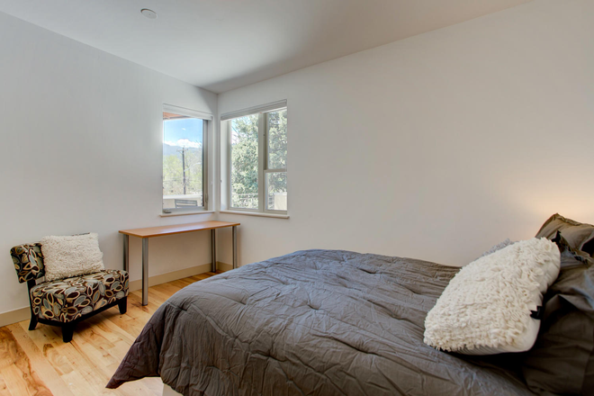 Bedroom w/ Hall Bath - INTERNATIONAL GRAD STUDENT/POST-DOC/RESEARCH VISITOR, Gorgeous views 1 BR/BA, Short Term 30 Day Min House