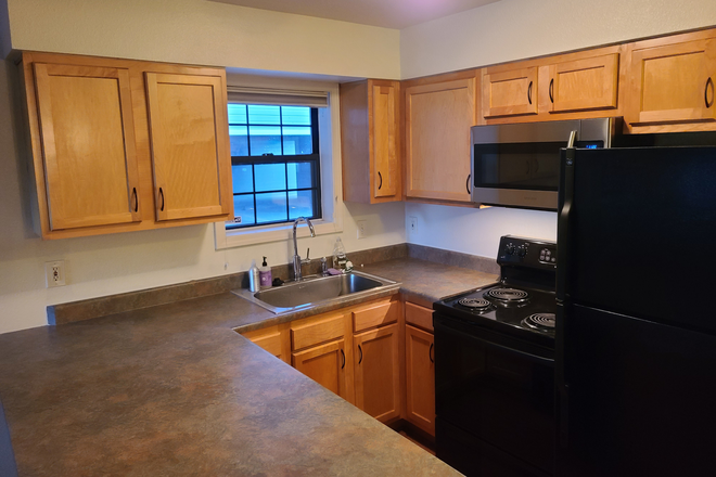 Kitchen - 1405 Broadway - Whole Condo - Across from Campus