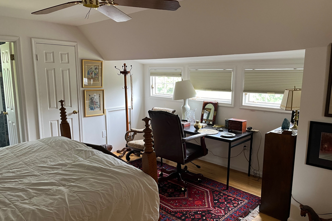 Upstairs Suite - Walk to school - Unique Upscale Housing Opportunity House