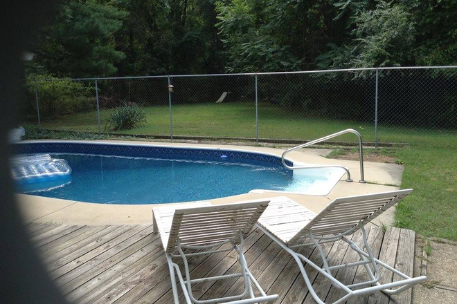 Private pool and hot tub - Female tenants preferred by current female UMD tenants, 2 Rooms in 5 bedroom, 3.5 baths, pool, fence