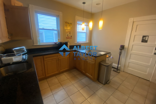 Kitchen - IN-UNIT LAUNDRY - Beautiful 3Bed/1Bath, Steps to Campus Apartments
