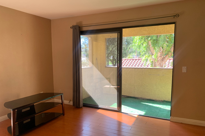 Living room - 2 bedroom 2 bathroom apartment close to campus