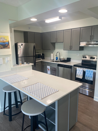 Kitchen - Parkside at College Park Apartments