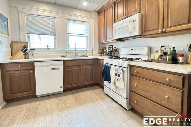 Kitchen - Oak Square 3 Bedroom Apartment, walkable to BC, quick bus to BU, Harvard
