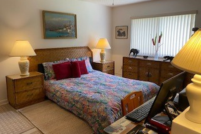 Bedroom - Furnished Bright/Clean Master Bedroom - Utilities Included - Minutes to FAU campus - Busline outside Townhome