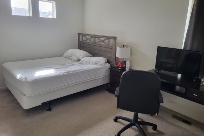 furnished/unfurnished room, shared very clean bathroom 140 sqft - Room near 61&Pena train station 40 mins by A line 28 min by car