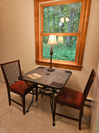 Eating Space - Quiet Renter for Studio Apt Nestled in Gardens yet close to Amherst, Northampton