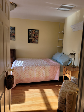 Room - Furnished room w/private bathroom-Franklin Ave-Princeton House