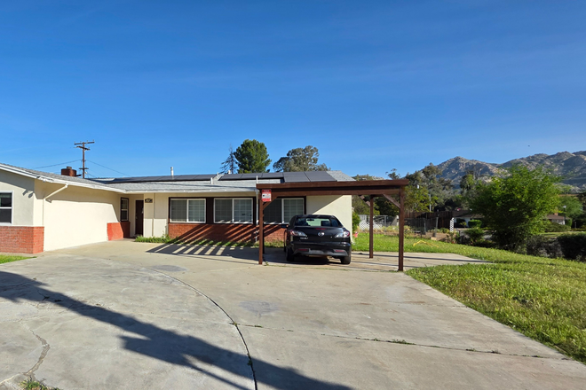 Front Yard - 2-minute WALK to UCR Campus- Affordable, 2 rooms available House
