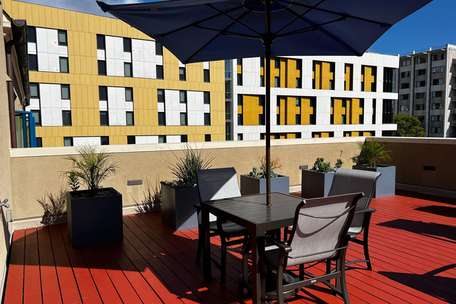 Stunning 4th floor Roof deck - Wesley House - Across The Street, Best of Campus Life