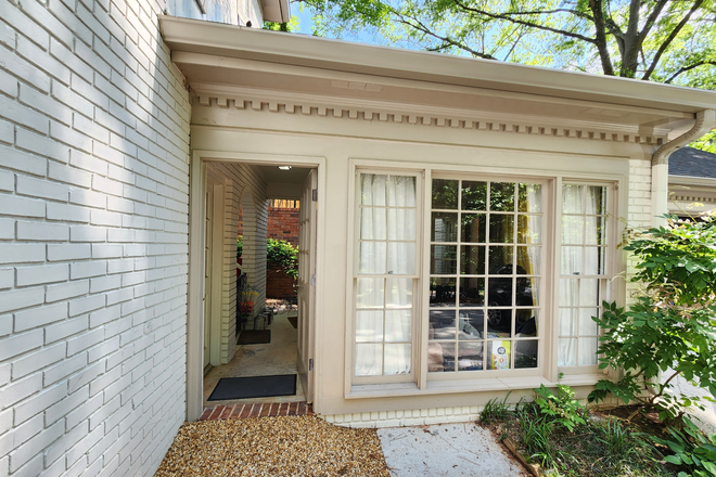 Carriage House with Private Entrance - Carriage House (1 bedroom, 1 bath) in Druid Hills near Emory University.