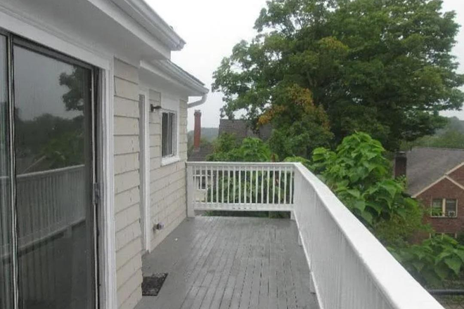 Deck/Patio - 15 Radnor Rd, Close to Campus, Fall Sublet Duplex