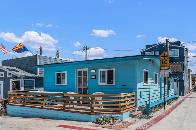 Front of house - Beachside Cottage with Ocean Views – Ideal for Visiting Faculty