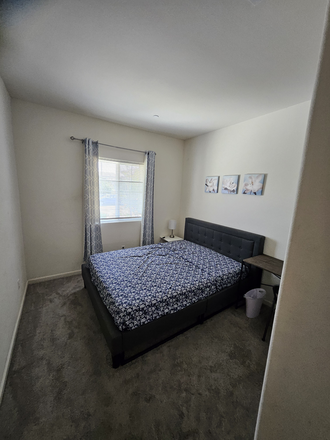 Bedroom with private bath downstairs - Charming 6 bedroom 4.5 bath 5 minutes UC Bus line and Merced College House