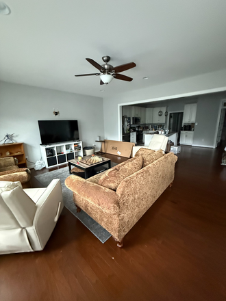 Living space - 4BR Newtown House – Walk to Trader Joe’s, Close to W&M