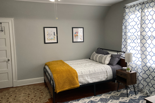 Queen size bed (extra bedding in closet) - 2 bdrm suite w/private bath 5 min. walk to campus Townhome