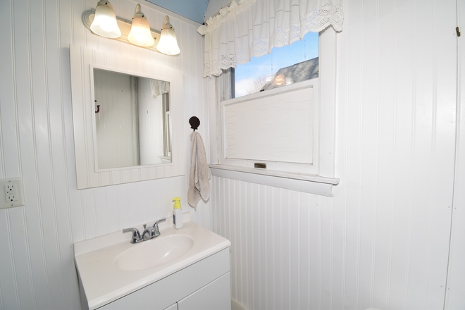 Bathroom - 30 East Shore Road - Great Island House