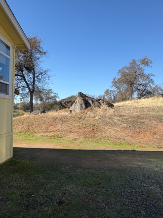 Granite outcroppings - Well Maintained, Furnished Country Home in the Sierra Foothills-Above the fog, below the snow