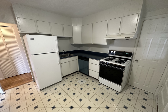 KITCHEN - **JUNE 1/2025** LARGE 3 BED 2 BATH WALKING DISTANCE TO BC Apartments