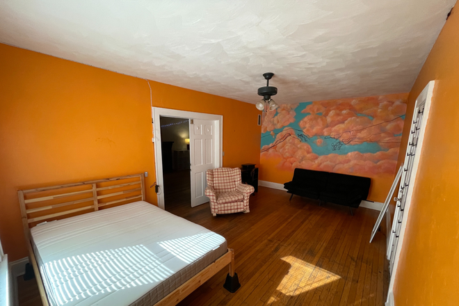 Lg BR - Huge Next to Campus Home, Walk to Class - 2.5 Baths, Dead End, Large Bedrooms + Storage