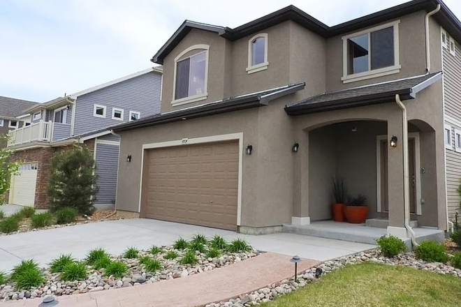 Front of House - Large Bedroom w/ Walk-in Closet & Private Bath House