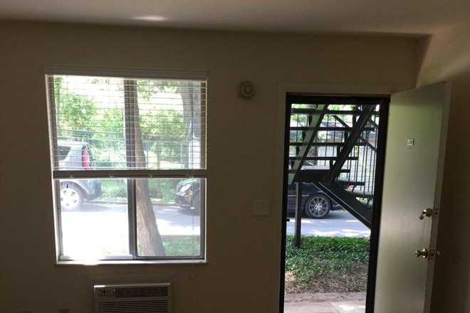 entry way to living room - $1150.00 / 1br - 600ft2 - The Villager , Available June 1, 2025  (2601 Hillsboro Rd)