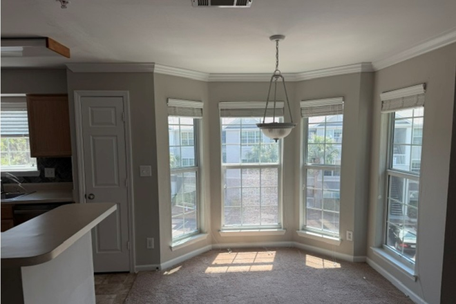 Dining Area - The Peninsula - Split It With a Roommate. Stay Under Your Housing Allowance. Live Minutes From MUSC. Condo