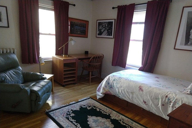 The room for rent - Cozy Room in Quiet Neighborhood - Bus Direct to Harvard Sq. (Women only) Apartments