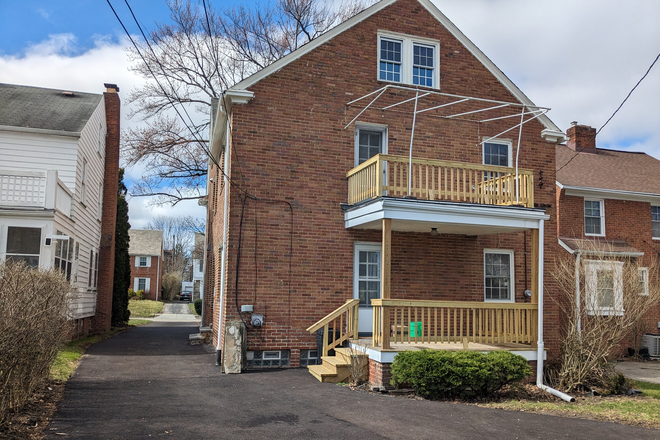 Exterior Back - 5-Bedroom, 2-Bathroom Upstairs Unit in a Double Duplex