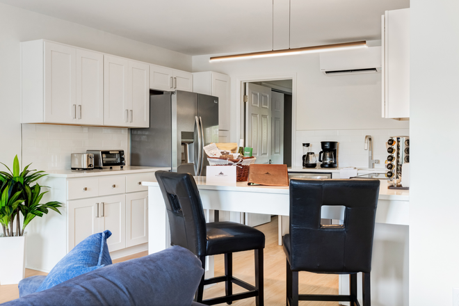view to kitchen from living room - FULLY FURNISHED 1BR APT NEAR DUKE W/exec workstation