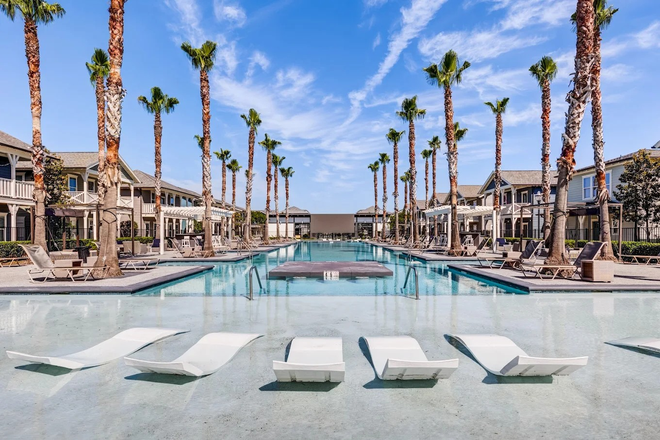 Pool - Arlington Cottages & Townhomes (male only) - Top Rate Amenities! Furnished w/private room & bthrm