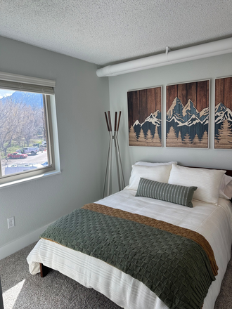 bedroom with window - Mountainaire Apartments (Student Living)