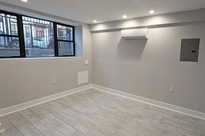 Main room - Bushwick Spacious Private Br - only 20min away from City Townhome