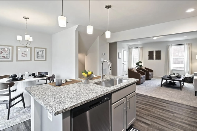 Kitchen Island - Modern Townhome 15min to Campus & Hospital