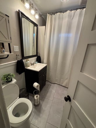 bathroom - Off-Campus Apartment in Manchester, CT