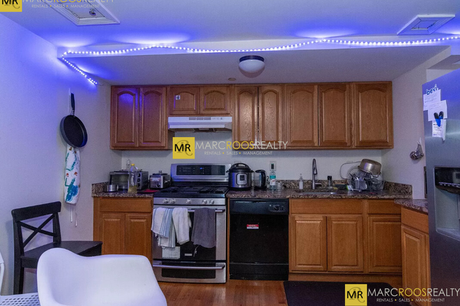 Kitchen - Saint Stephen St 4 Bed Fenway Apartments