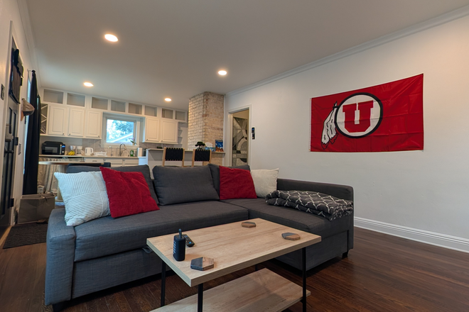 Living room - 2 bedrooms in a house close to campus and Liberty Park