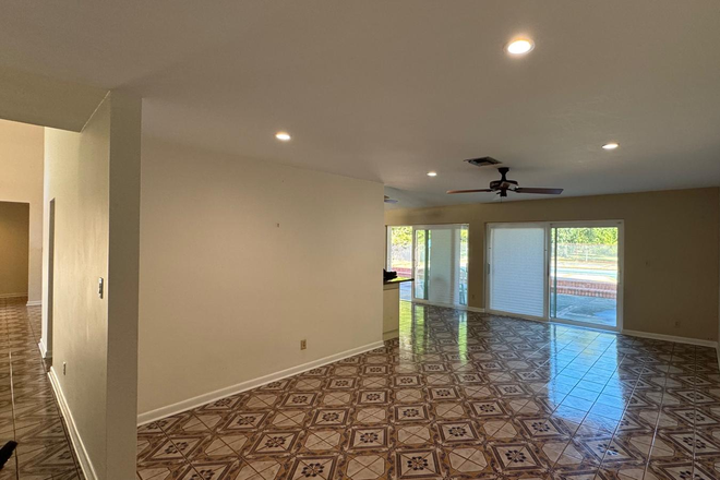 Dining Room - Spacious 4/3 for rent in heart of Davie and walking distance to NSU Main Campus House