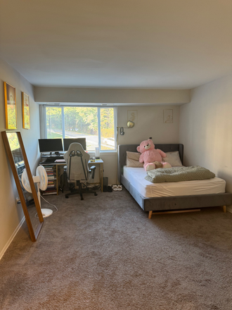 Bedroom - Eagle Rock 3 bedroom Apartment with one room available