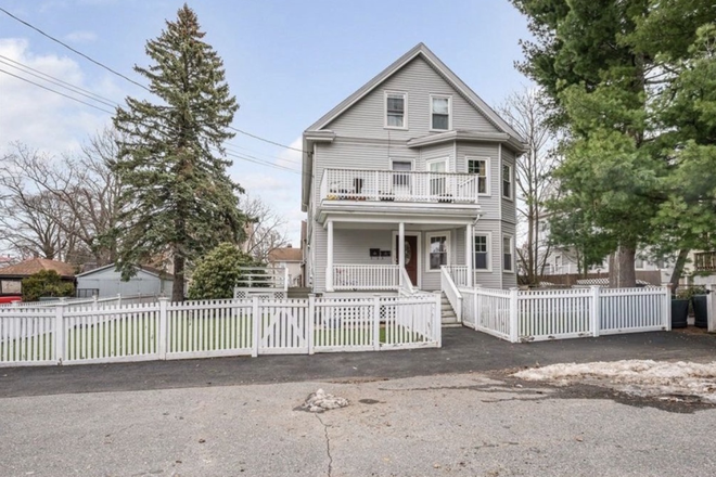 - - LUXURY OFF CAMPUS HOUSE AVAILABLE 6/1