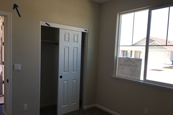 Single bedroom - 3.5 Miles to UC Merced Brand New Home Female Students Only