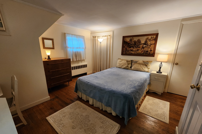 2nd Floor Bedroom - House rental 10 miles from campis