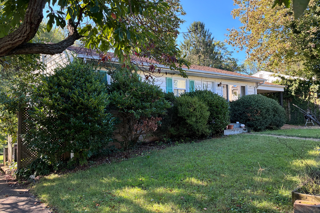 Side of house - Walking distance to UVA & Fontaine Research Park House