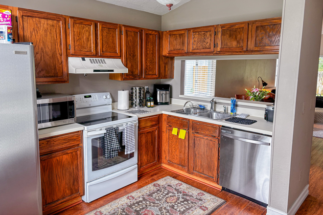 Kitchen - Cozy & Convenient 3 Bedroom House minutes from campus!